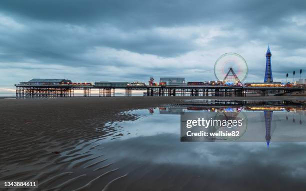 ferris wheel spinning on central pier in blackpool - blackpool-lancashire stockfoto's en -beelden