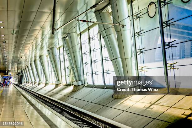 train station platform at frankfurt airport - aeroporto internazionale di francoforte foto e immagini stock