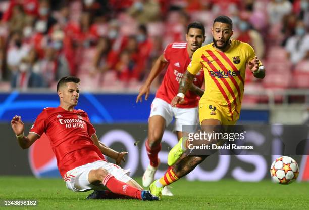Julian Weigl of Benfica with Memphis Depay of FC Barcelona during the UEFA Champions League group E match between SL Benfica and FC Barcelona at...