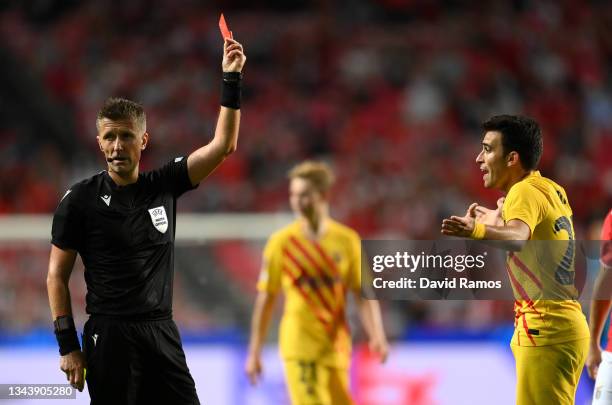 Eric Garcia of FC Barcelona receives a red card from referee Daniele Orsato during the UEFA Champions League group E match between SL Benfica and FC...