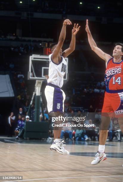 Eric Murdock of the Milwaukee Bucks shoots over Jeff Hornacek of the Philadelphia 76ers during an NBA basketball game circa 1993 at the Bradley...