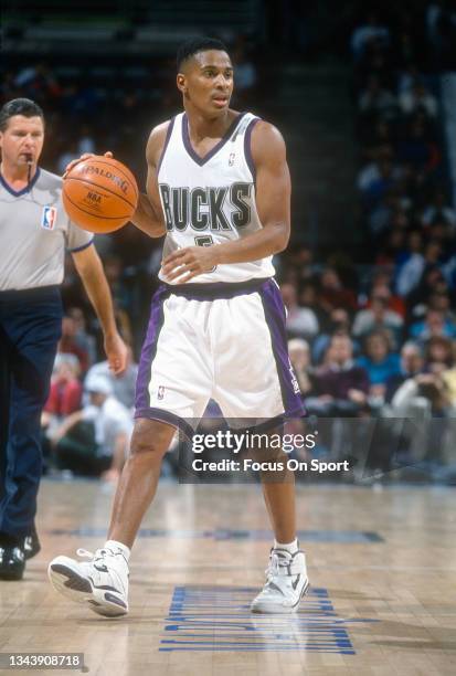 Eric Murdock of the Milwaukee Bucks dribbles the ball against the Philadelphia 76ers during an NBA basketball game circa 1993 at the Bradley Center...