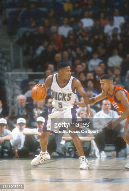 Eric Murdock of the Milwaukee Bucks dribbles the ball against the Philadelphia 76ers during an NBA basketball game circa 1993 at the Bradley Center...