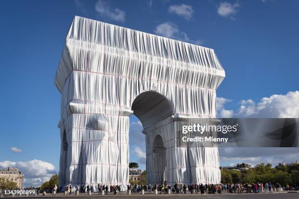 arc de triomphe wrapped paris france - christo and jeanne claude stock pictures, royalty-free photos & images