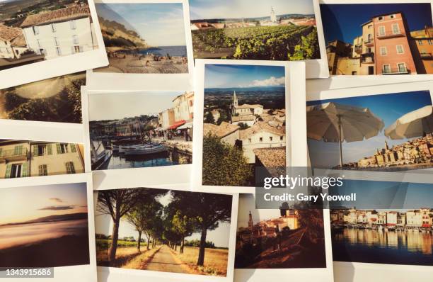 collection of instant travel holiday photos on a table - foto fotografías e imágenes de stock