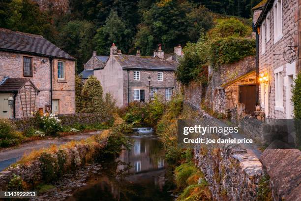 iconic, castleton, peak district, derbyshire, england - england river landscape stock-fotos und bilder