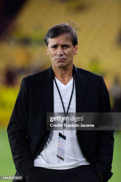 Fabián Bustos head coach of Barcelona SC looks on prior to a semifinal second leg match between Barcelona SC and Flamengo as part of Copa CONMEBOL...