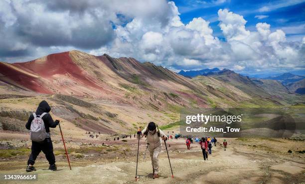 escursioni nella colorata vinicunca o rainbow mountain (montana dei sette colori) in perù - touring in peru foto e immagini stock