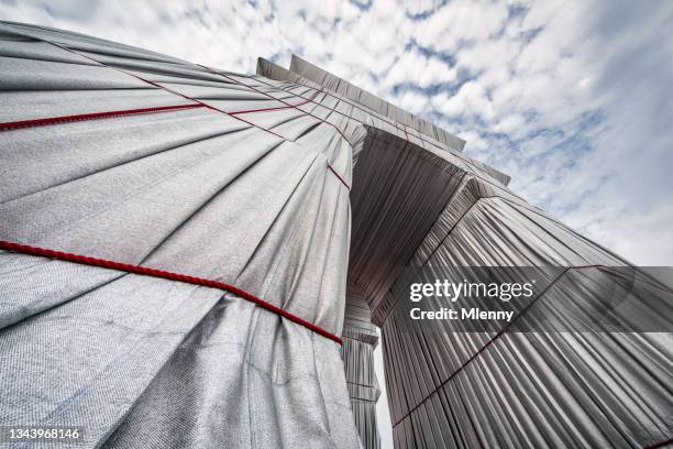 parís arco de triunfo detalle envuelto parís francia - jeanne claude denat de guillebon fotografías e imágenes de stock