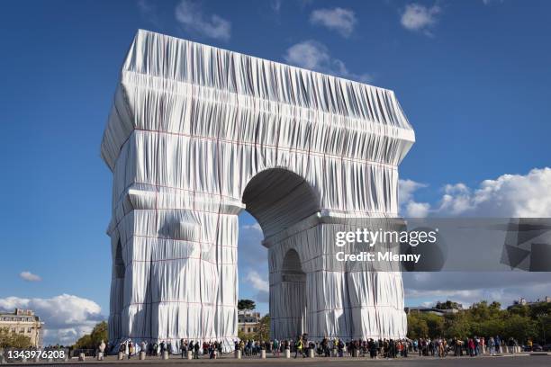 arc de triomphe wrapped by artists christo and jeanne claude paris france - streetart imagens e fotografias de stock
