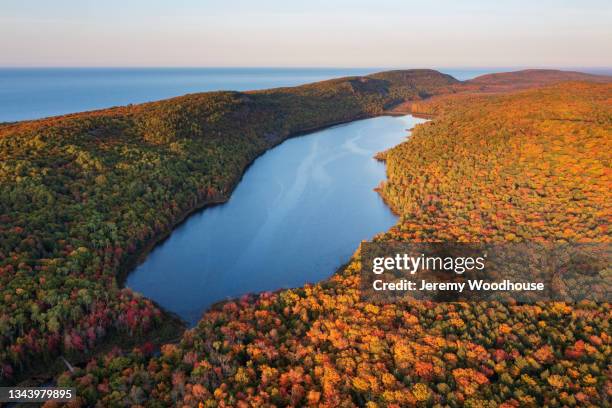 aerial view of the fall foliage at lake of the clouds - parque estatal porcupine mountains - fotografias e filmes do acervo