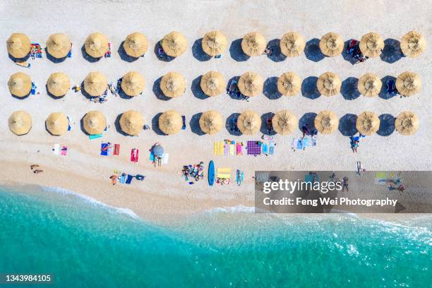 mala radua beach, primoten, sibenik-knin, croatia - zonnescherm gebouwonderdeel stockfoto's en -beelden