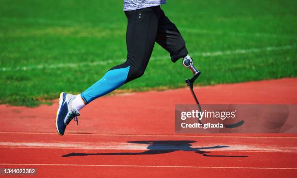 man with prosthetic leg running. - artificial sports foot stock pictures, royalty-free photos & images