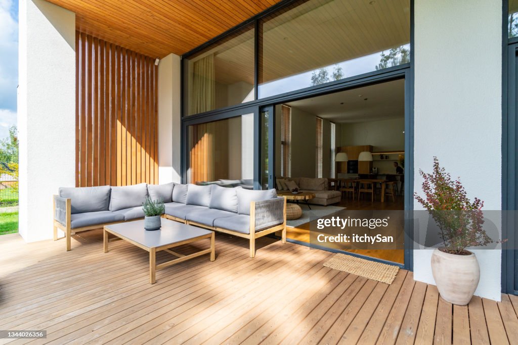 Gemütliche Terrasse mit Eingang zum Haus