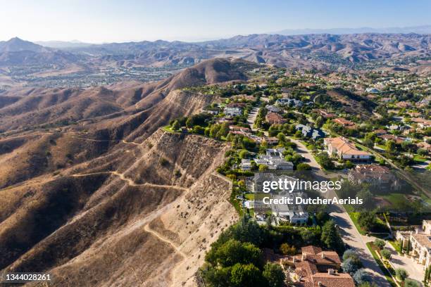 aerial view of luxury homes in calabasas, california - calabasas imagens e fotografias de stock