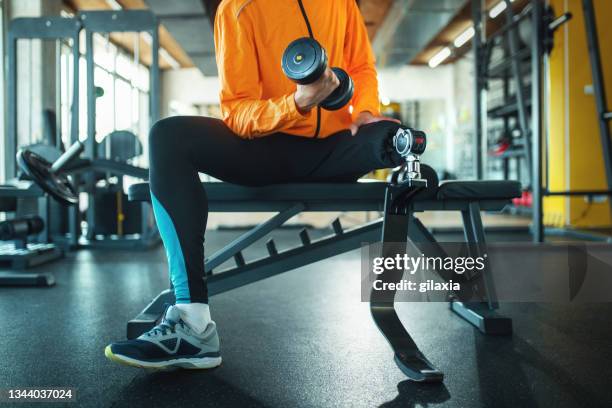 uomo che si esercita con la gamba protesica in palestra. - piede artificiale per lo sport foto e immagini stock