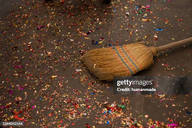 confete de limpeza de vassoura após festa de ano novo - cleaning after party - fotografias e filmes do acervo