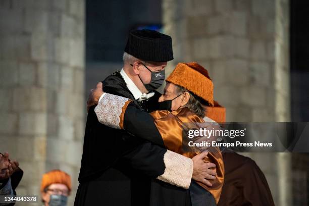 The director of the ETSAB, Felix Solaguren-Beascoa de Corra , embraces the architect Ricard Bofill at the ceremony in which he has awarded him with...