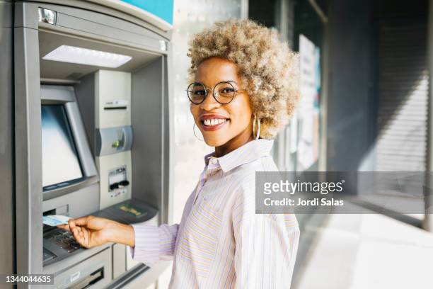 woman using atm - conta bancária - fotografias e filmes do acervo