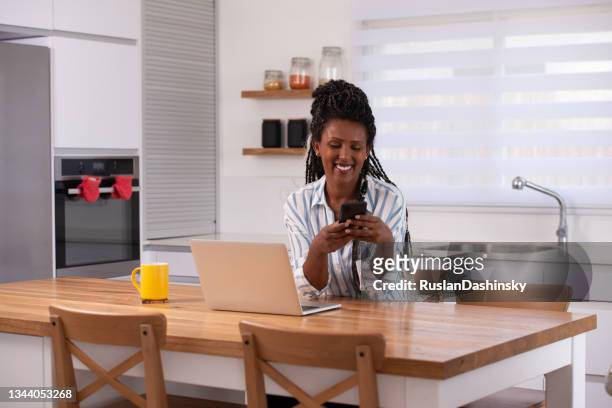 自宅でリモートで働く女性。 - エチオピア人 ストックフォトと画像