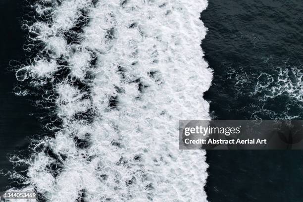 crashing ocean waves seen from a drone point of view, iceland - marea fotografías e imágenes de stock