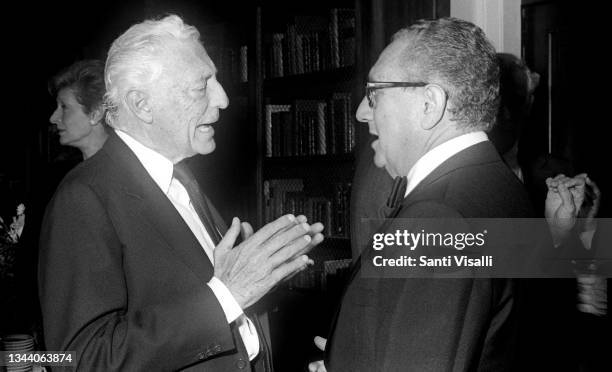 Gianni Agnelli talking to Henry Kissinger on October 17, 1985 in New York, New York.