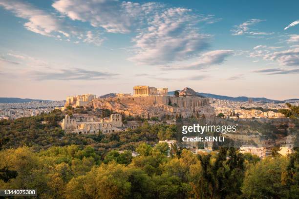 overlooking the acropolis at sunset - acrópole imagens e fotografias de stock