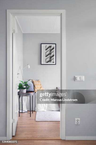 view into a modern guest room through a doorway - slaapkamer stockfoto's en -beelden