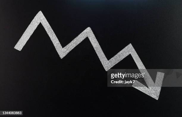 down arrow - wirtschaftskrise stock-fotos und bilder