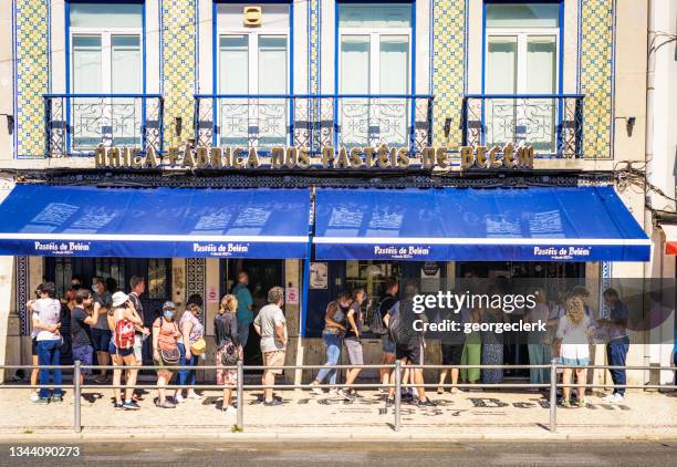 people queuing outside pasteis de belém bakery in portugal - pastel de nata stock pictures, royalty-free photos & images