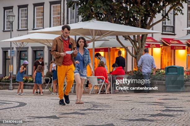 junges paar vor einem straßenrestaurant - ponta delgada azores portugal stock-fotos und bilder