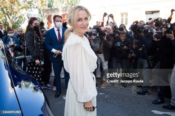 Gillian Anderson attends the Chloe Womenswear Spring/Summer 2022 show as part of Paris Fashion Week on September 30, 2021 in Paris, France.
