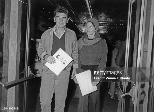 American actress Paula Prentiss and her husband, American actor and film director Richard Benjamin attend the premiere of 'Hannah and her Sisters',...