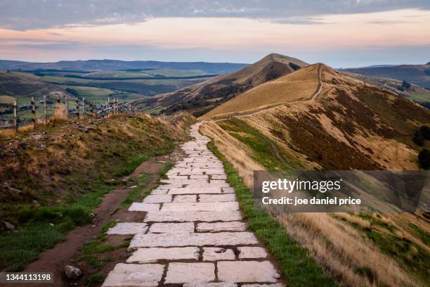 path, mam tor, castleton, peak district, derbyshire, england - peak district national park 個照片及圖片檔