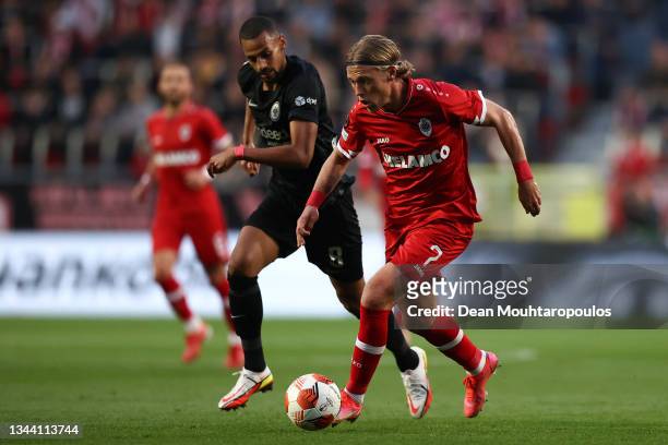 Viktor Fischer of Royal Antwerp runs with the ball whilst under pressure from Djibril Sow of Eintracht Frankfurt during the UEFA Europa League group...