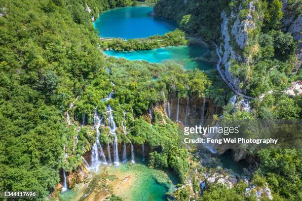 terraced lake with waterfalls, plitvice lakes national park, croatia - nationalpark plitvicer seen stock-fotos und bilder