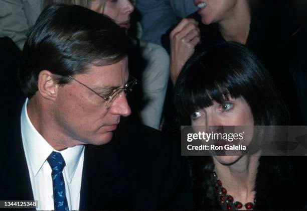Couple American venture capitalist Shelby Bryan and British-American editor & journalist Anna Wintour attend a Marc Jacobs fashion show at the New...