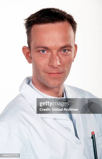 Deutscher Schauspieler, Autor, Synchronsprecher und Fotograf OLIVER BETKE in HERZSCHLAG - DAS ÄRZTETEAM NORD, Deutschland 1999.