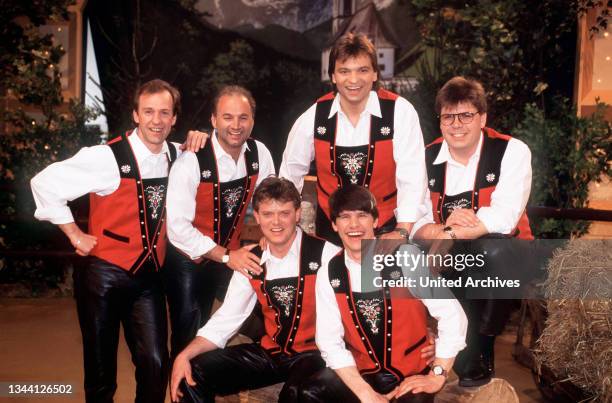 Gruppenfoto der Musikgruppe JUNGE KLOSTERTALER in der Musiksendung WENN DIE MUSI SPIELT, Deutschland 2000.