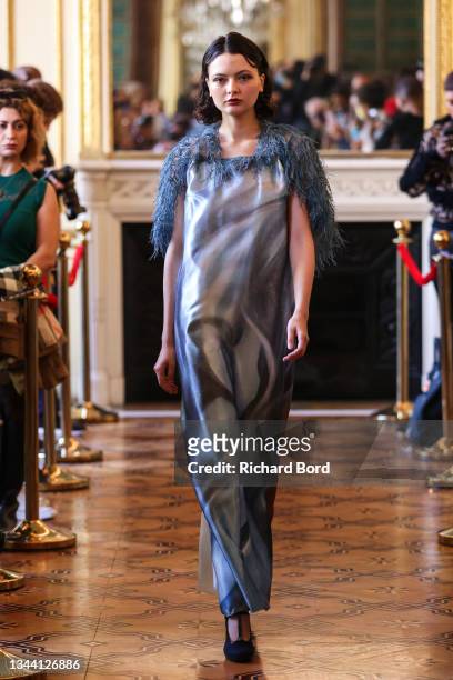 Model walks the runway for Die Mode bist Du during the Flying Solo Womenswear Spring/Summer 2022 show as part of Paris Fashion Week on September 30,...