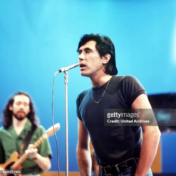 Auftritt vom britischen Sänger BRIAN FERRY mit der Artrock Band Roxy Music, Deutschland 1970er.