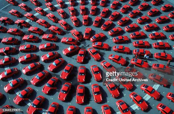 Rote Porsche aufgestellt als Strudel für ein History Magazin von Hendrik Hey der präsentiert die Geschichtsdokumentation über die Entwicklung des...