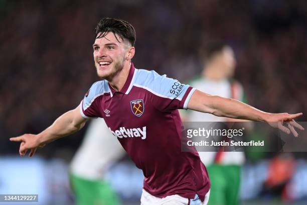 Declan Rice of West Ham United celebrates after scoring their sides first goal during the UEFA Europa League group H match between West Ham United...