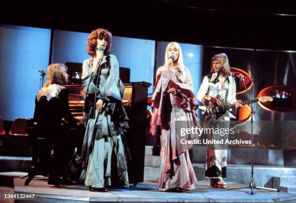 Musiksendung ABBA, Agnetha Fältskog, Anni-Frid Lyngstad, Björn Ulvaeus, Benny Andersson, Auftritt der schwedischen Pop-Gruppe mit ihrem Hit: Honey,...