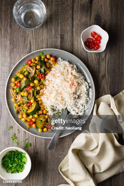 gesund vegane kichererbse, zucchini, pilzcurry - basmati rice stock-fotos und bilder