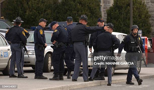 Virginia State Troopers respond to a perceived threat 18 April , 2007 at Virginia Tech's Burruss Hall in Blacksburg, Virginia which, sits next to...