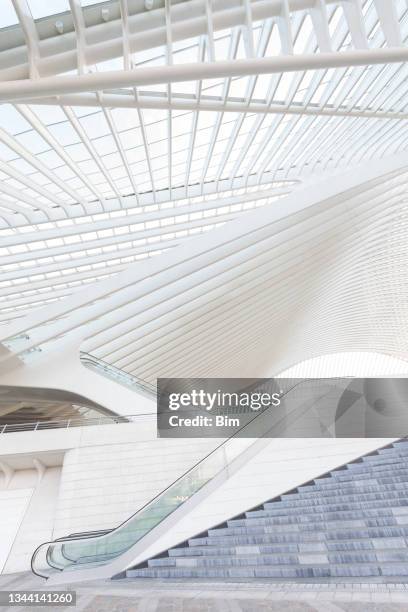 architettura futuristica della stazione ferroviaria - liegi foto e immagini stock