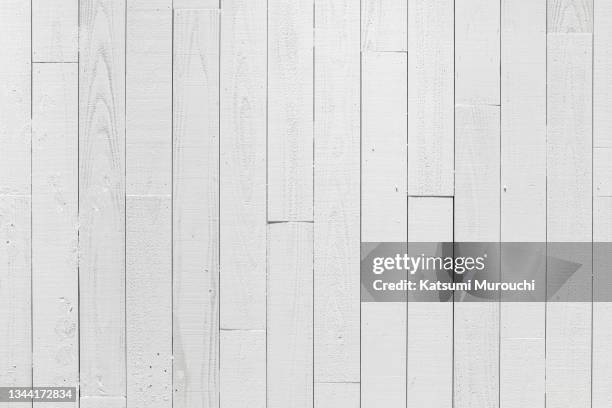 white wood paneling texture background - hintergrund holzwand weiß stock-fotos und bilder