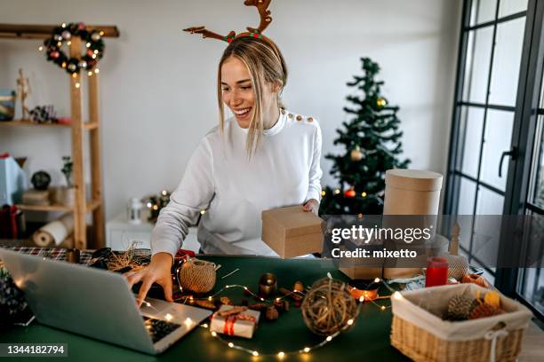 consegna regalo di natale - sorpresa regalo foto e immagini stock