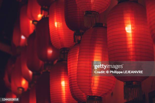 red chinese lanterns illuminated at night - chinese new year decoration stock pictures, royalty-free photos & images